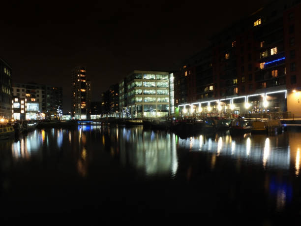 a view of clarence dock in leeds at night with waterside buildings and lights reflected in the water - leeds england museum famous place yorkshire imagens e fotografias de stock