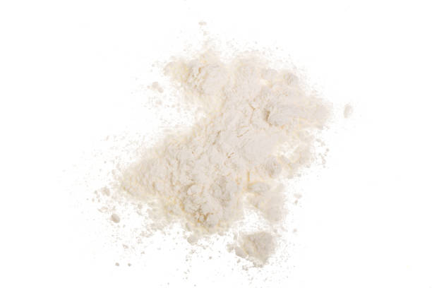 成堆的小麥粉在白色背景上被隔離。頂部視圖。扁平 - 麵粉 圖片 個照片及圖片檔