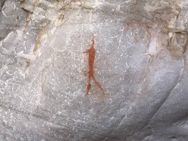 bushman arte dibujos cederberg warroir solo - cave painting rock africa bushmen fotografías e imágenes de stock