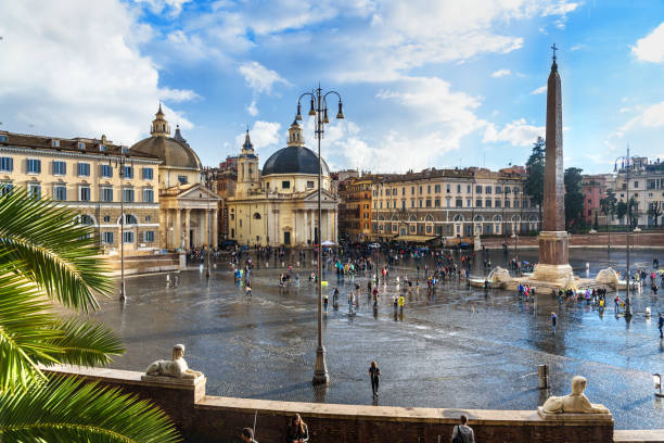 blick auf piazza del popolo in regen in rom. italien - blue rain rome italy stock-fotos und bilder