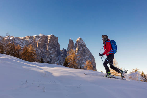 back country ski touring intorno ai monti sciliar, dolomiti, italia - tirol season rock mountain peak foto e immagini stock