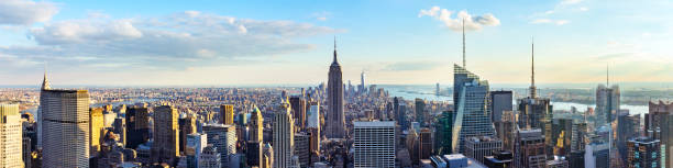 horizonte de nova york de cima do telhado com arranha-céus urbanos antes do anoitecer. - aerial view manhattan new york city new york state - fotografias e filmes do acervo