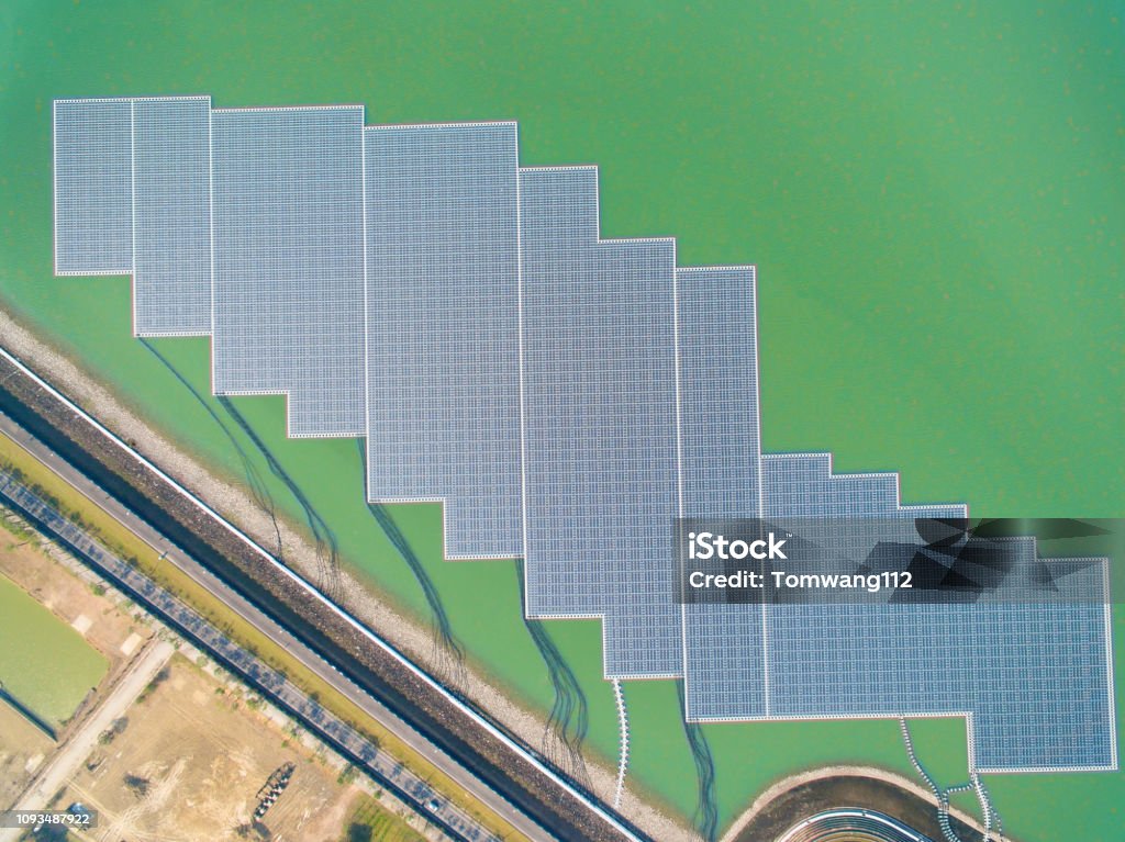 vista aérea de los paneles solares flotantes o célula solar plataforma sobre el lago - Foto de stock de Panel Solar libre de derechos