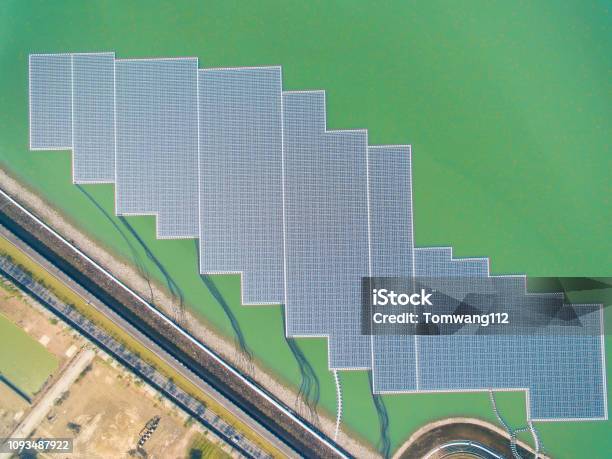 Vista Aérea De Los Paneles Solares Flotantes O Célula Solar Plataforma Sobre El Lago Foto de stock y más banco de imágenes de Panel Solar