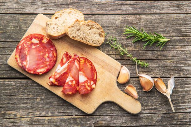 chouriço em fatias de salame - chorizo - fotografias e filmes do acervo