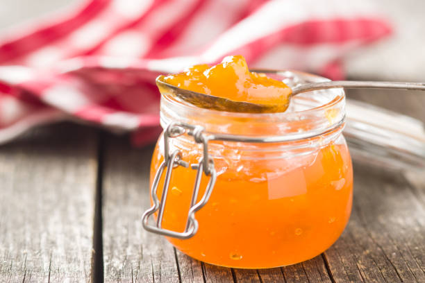 lecker fruchtiger marmelade - can fruit peaches healthy eating stock-fotos und bilder
