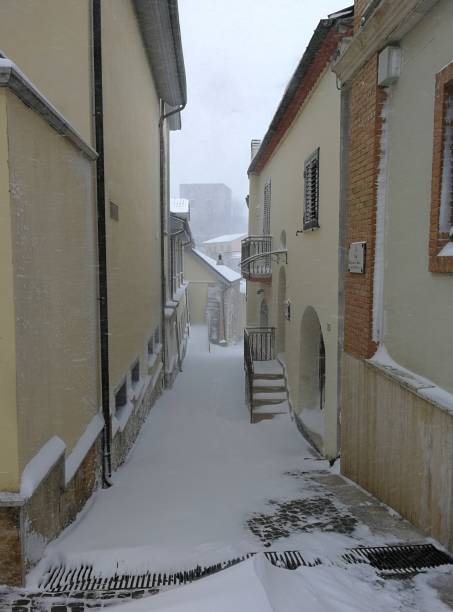 istock Sant'Angelo dei Lombardi - Winter glimpse from the alleys 1093493000
