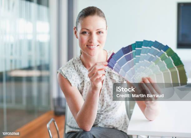 Donna Daffari Con Campioni Di Colore Presentati In Una Sala Conferenze - Fotografie stock e altre immagini di Campione di colore