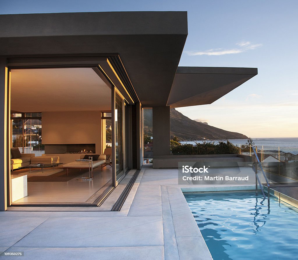 Moderne salle de séjour et la terrasse à côté de la piscine - Photo de Luxe libre de droits