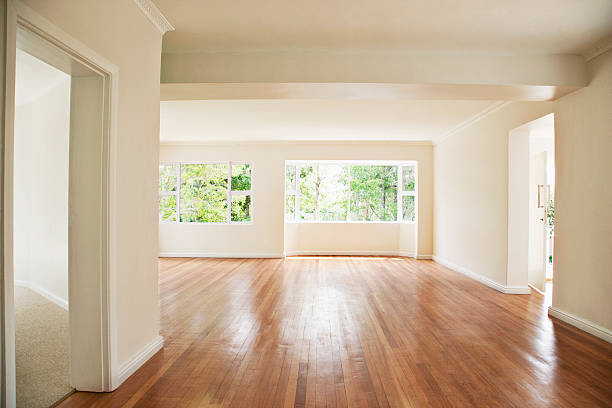 vuoto soggiorno con pareti bianche - hardwood floor foto e immagini stock