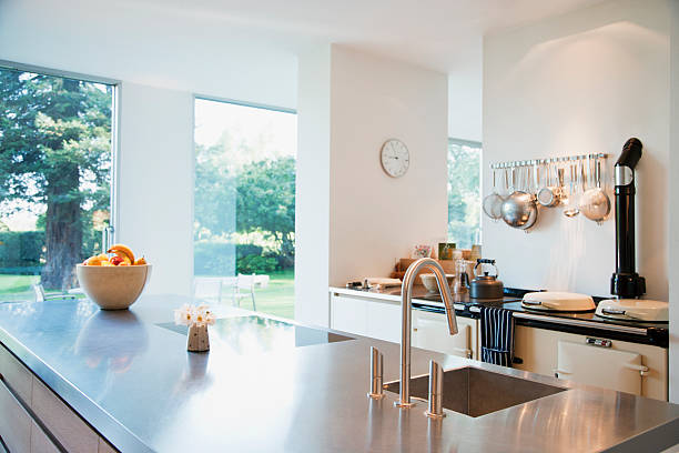 cucina moderna con ripiani in acciaio inossidabile - house luxury home interior domestic kitchen foto e immagini stock