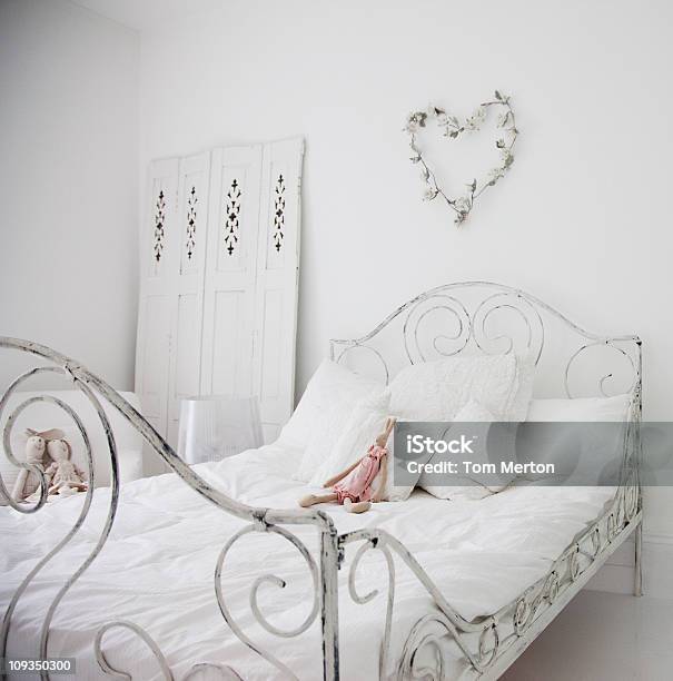 Белый Старомодный Кровать В Элегантной Спальне — стоковые фотографии и другие картинки Кровать - Кровать, Старомодный, Без людей