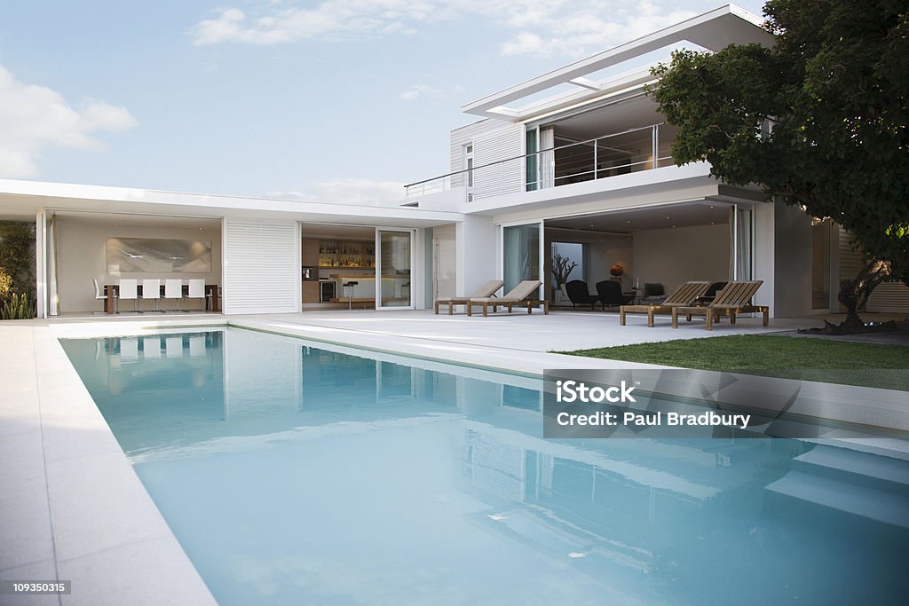 Maison moderne et piscine - Photo de Piscine libre de droits