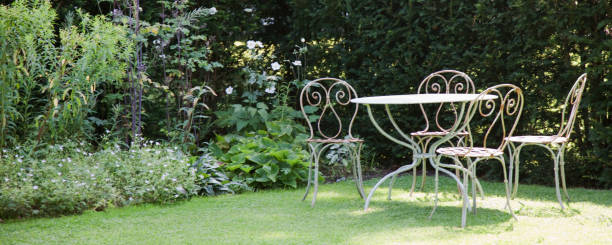 jardin d'une table et de chaises de jardin - iron table photos et images de collection