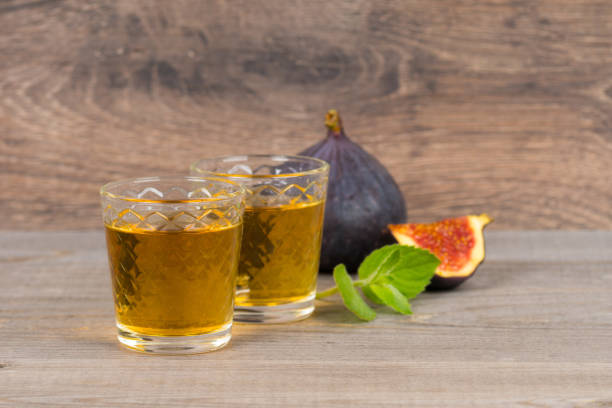 dwie kieliszki i świeże figi owoce na rustykalnym stole - whisky scotch whisky schnapps liqueur brandy zdjęcia i obrazy z banku zdjęć