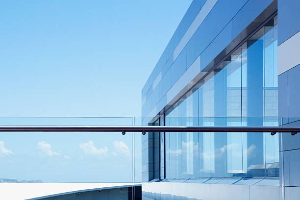 balustrade en verre sur le bâtiment moderne balcon - garde corps photos et images de collection