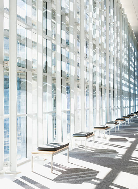 corredor e parede de vidro no edifício de escritórios modernos - window contemporary showcase interior architecture - fotografias e filmes do acervo