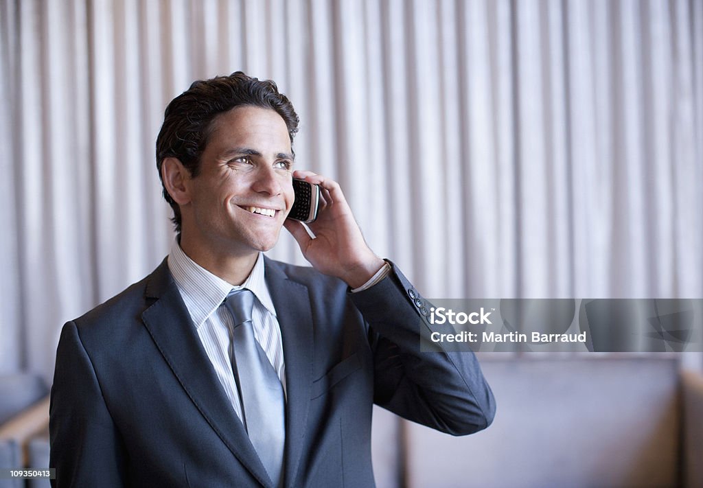 Empresário falando no telefone celular - Foto de stock de 20-24 Anos royalty-free