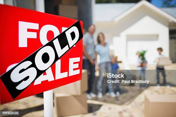 Verkauftschild Auf Haus Mit Familie Im Hintergrund Stockfoto und mehr Bilder von Verkaufen