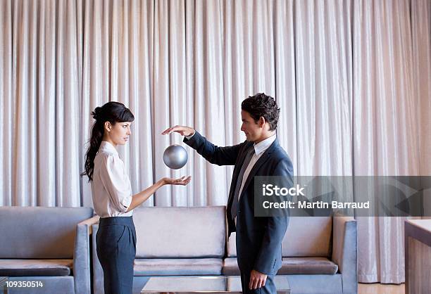 Geschäftsleute Hohe Fiving In Der Hotellobby Stockfoto und mehr Bilder von Zauberer - Darstellender Künstler - Zauberer - Darstellender Künstler, Kugelform, Geschäftsleben