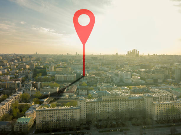 aerial shot de marcador apontando nas ruas da cidade de europa, durante o pôr do sol b - global positioning system cartography map globe - fotografias e filmes do acervo