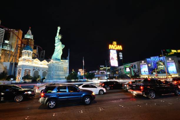 view of the new york new york hotel and casino in las vegas - las vegas metropolitan area skyline cityscape the las vegas strip imagens e fotografias de stock