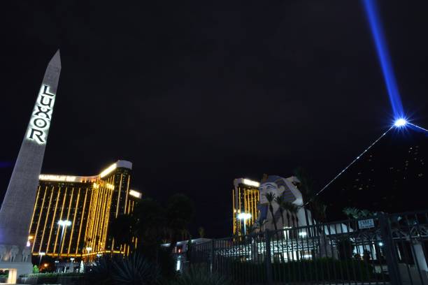 vista de el luxor hotel y casino - las vegas metropolitan area skyline cityscape the las vegas strip fotografías e imágenes de stock