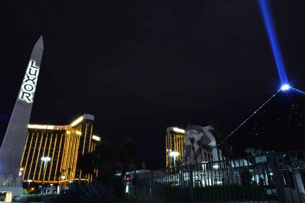 view of the luxor hotel and casino - las vegas metropolitan area skyline cityscape the las vegas strip imagens e fotografias de stock