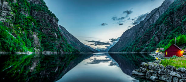 fjord in norwegen - fjord stock-fotos und bilder