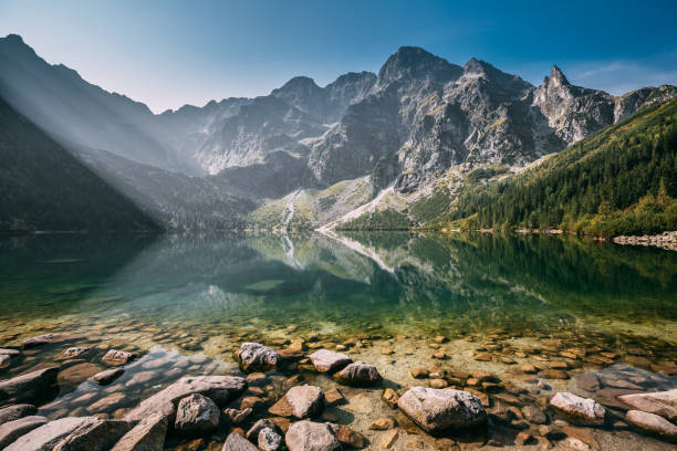 parque nacional tatra, polônia. montanhas do famoso lago morskie oko ou lago de olho do mar na manhã de verão. raios solares lindo amanhecer acima tatras lago paisagem - tatra mountains zakopane lake mountain - fotografias e filmes do acervo