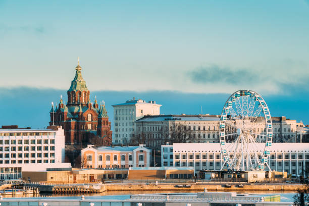 helsinki, finlandia. vista de la catedral de uspenski en colina y rueda de la fortuna en el día de invierno. catedral ortodoxa oriental dedicada a la dormición de la theotokos virgen maría - catedral de uspenski helsinki fotografías e imágenes de stock