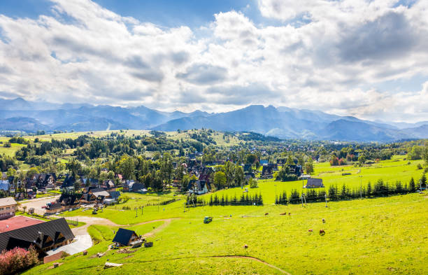 tatra-berge und zakopane stadtumgebung - poland mountain tatra mountains giewont stock-fotos und bilder