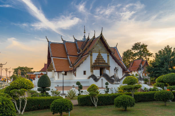 wat phumin ist ein berühmter tempel in der provinz nan, thailand. - wat phumin stock-fotos und bilder