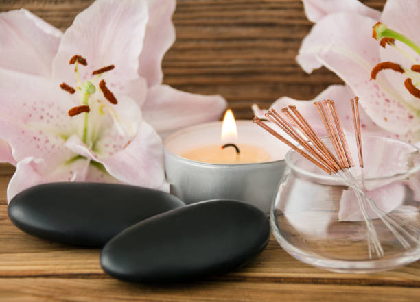acupuntura e massagem - tea light candle relaxation lifestyles - fotografias e filmes do acervo