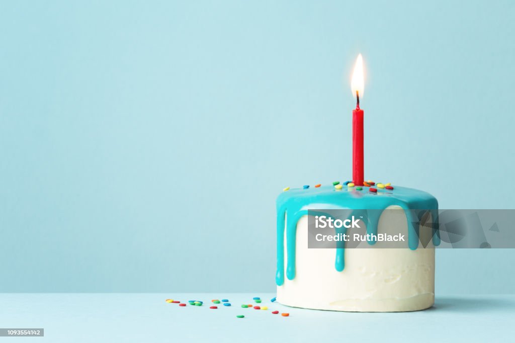 Gâteau d’anniversaire avec une bougie rouge - Photo de Pâtisserie libre de droits