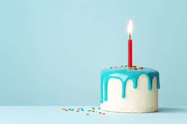 gâteau d’anniversaire avec une bougie rouge - single object photos et images de collection