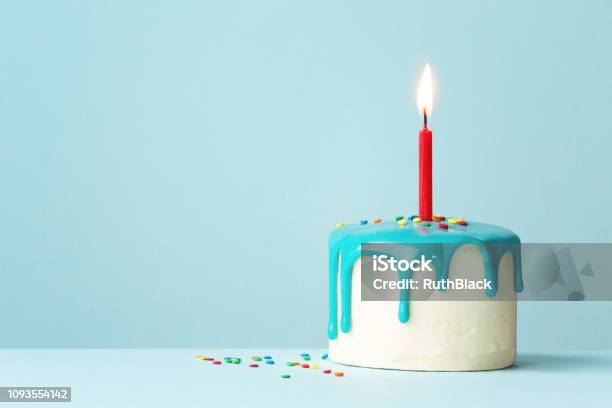 한 빨간색 촛불 생일 케이크 케이크에 대한 스톡 사진 및 기타 이미지 - 케이크, 생일, 생일 케이크