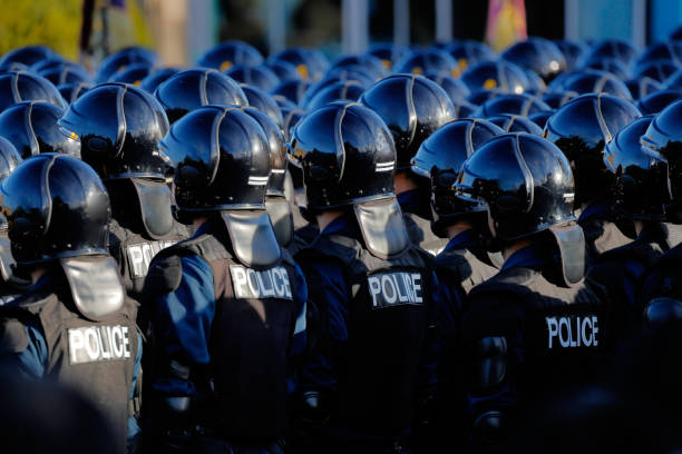 polizei riot polizei zum schutz der stadt - bereitschaftspolizist stock-fotos und bilder