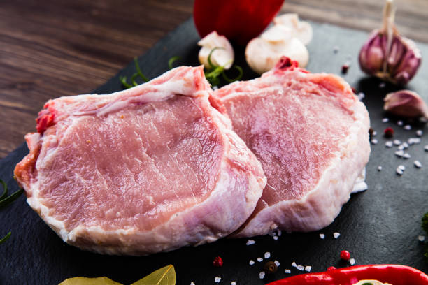 fresh raw pork on cutting board - beef sirloin steak raw loin imagens e fotografias de stock