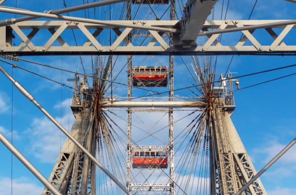 wiener riesenrad - vienense roda-gigante no parque de diversões permanente prater, em viena. - wiener wurstelprater - fotografias e filmes do acervo