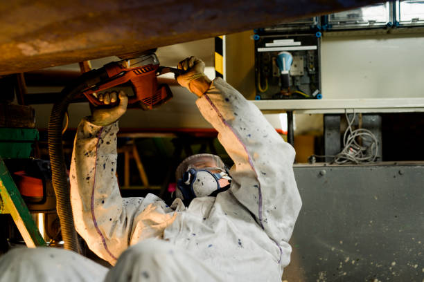 istock Man using grinding machine, maintenance of sailing yacht in boathouse 1093585704