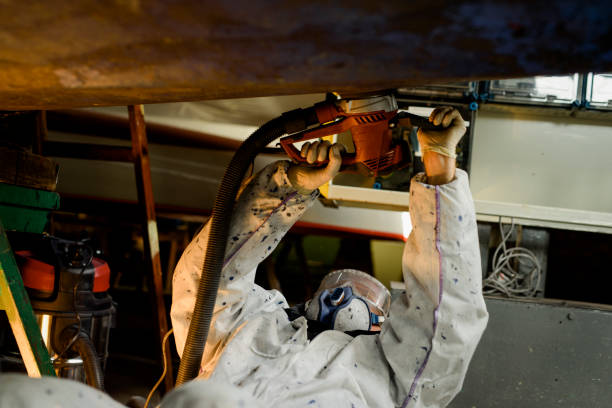 istock Man using grinding machine, maintenance of sailing yacht in boathouse 1093585838