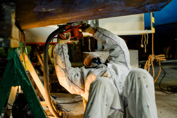 istock Man using grinding machine, maintenance of sailing yacht in boathouse 1093586028
