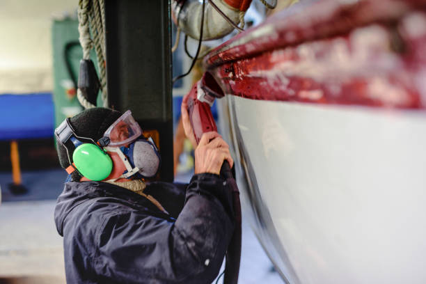 istock Man using grinding machine, maintenance of sailing yacht in boathouse 1093591404