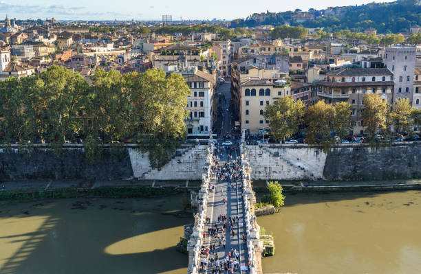 vista del ponte sant ' angelo o eliano puente en roma. italia - aelian bridge fotografías e imágenes de stock