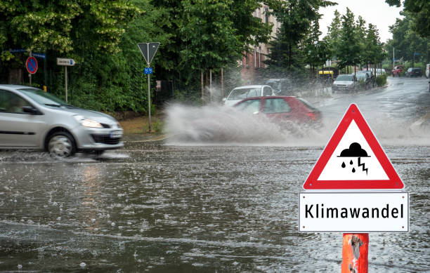 changements climatiques inondations dans les rues en allemagne - flood water shield help photos et images de collection