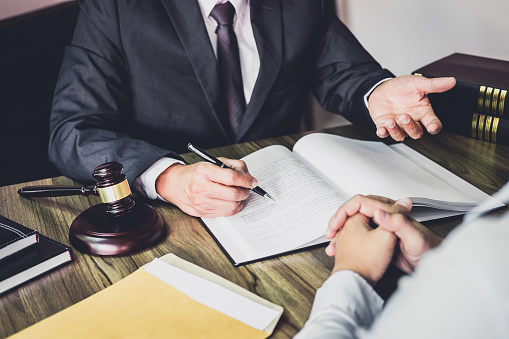 Empresario y hombre consultar abogado o juez, reunión de equipo con el cliente, concepto de servicios jurídicos y derecho photo