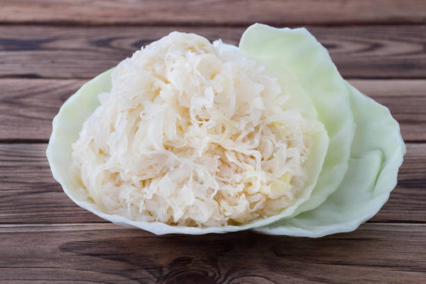 sauerkraut alemán y repollo blanco - sauerkraut cabbage vegetable white cabbage fotografías e imágenes de stock