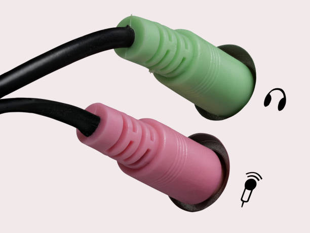 istock 0631 Plug for headphones, headsets and microphone on a computer, white background, right side 1093624230