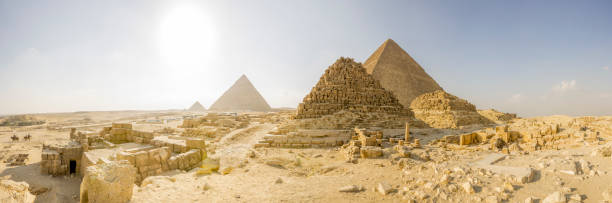 great pyramid of giza - egypt - pyramid of mycerinus pyramid great pyramid giza imagens e fotografias de stock
